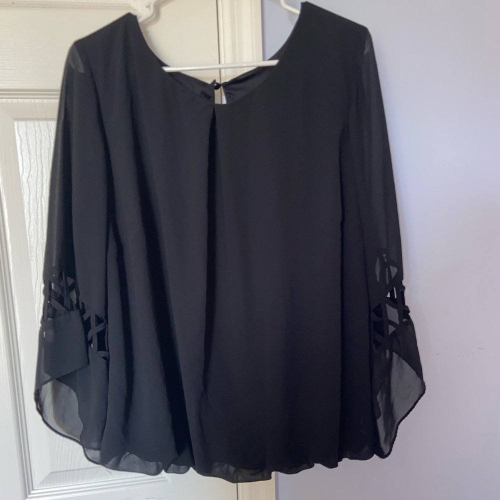 BlCk blouse with cutout design in sleeves